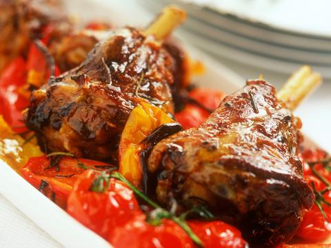 Lamsschenkel met paprika's en kerstomaatjes