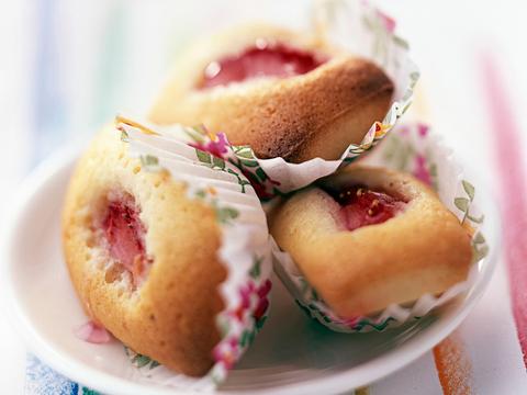 Amandelcakejes met aardbeien
