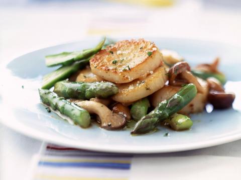 Sint-jakobsvruchten met asperges