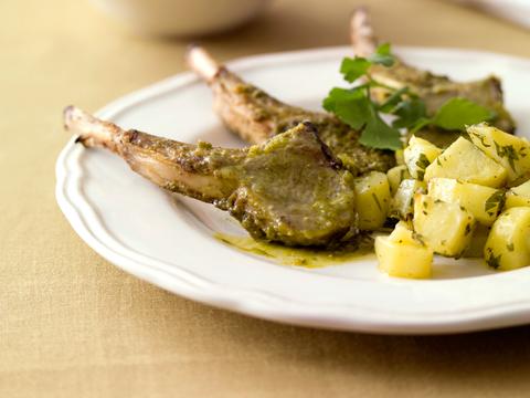 Lamskoteletjes met ovenaardappels en venkelsalade