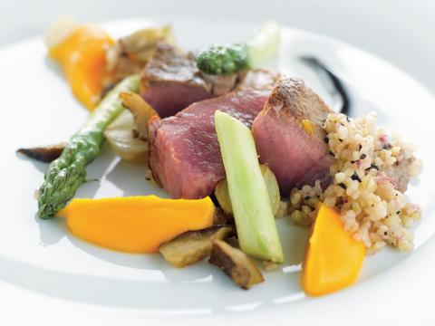 Lamszadel met wortelpuree en bulgursalade