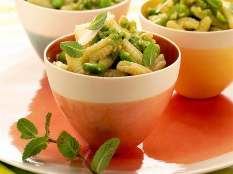 Pasta met pesto van tuinbonen en munt