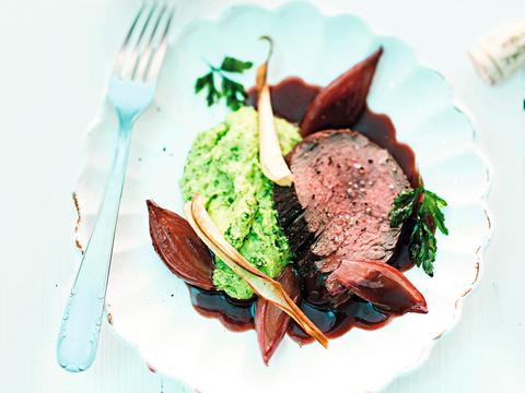 Ossenhaas in Barolo-wijn met pastinaakpuree