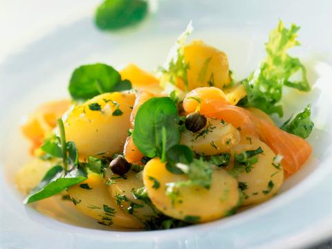 Aardappelsalade met gerookte zalm