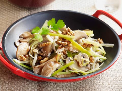 Champignons met prei in de wok