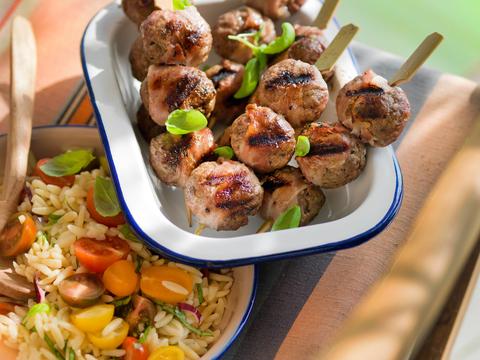 Gehaktspiesjes met pasta-tomatensalade