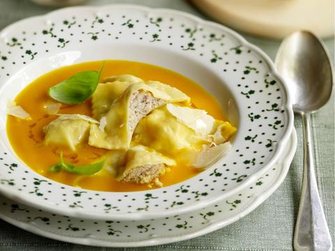 Ravioli van fazant in een pompoensoepje