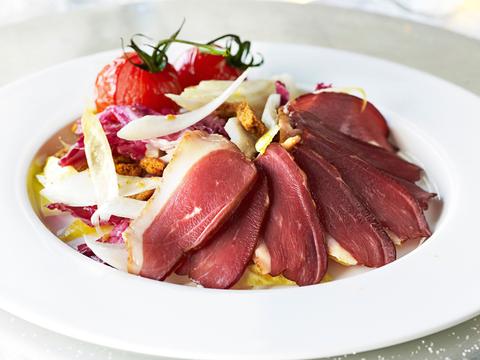 Witloofsalade met radicchio en eendenborst