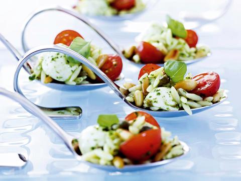 Lepelhapjes met mozzarella en kerstomaat