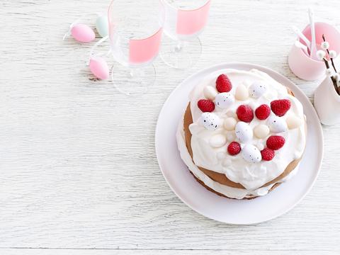 Biscuit met frambozen en witte paaseitjes