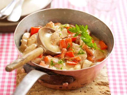 Kipstoofpotje met spekjes en rode paprika
