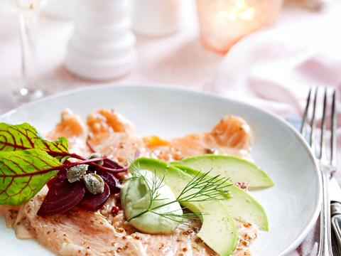 Gemarineerde zalm met avocado en rode biet