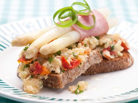 Aardappelslaatje met asperges en ham