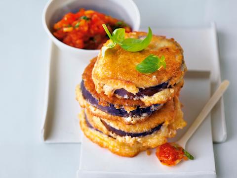 Auberginetorentje met tomaat