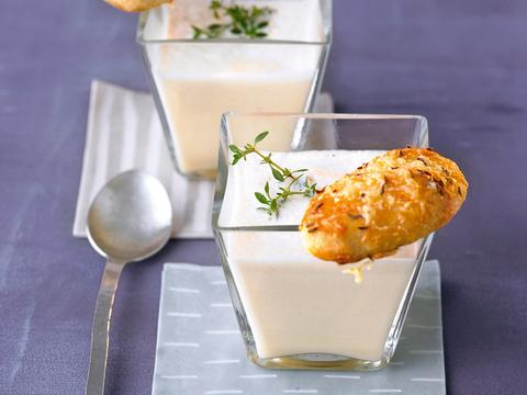 Uienroomsoep met kaaskoekjes