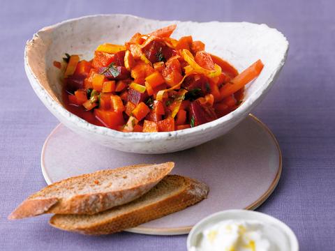 Chili van knolgroente met yoghurtsaus