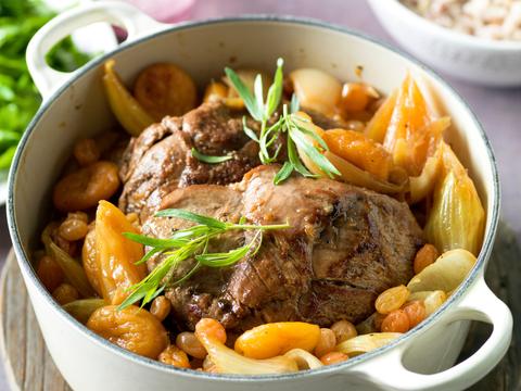 Hertengebraad met gedroogde abrikozen en rozijnen