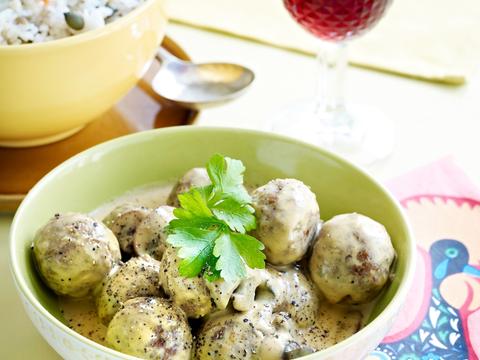 Almôndegas met rijst en champignonroomsaus