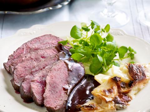 Hertenfilet met gratin van aardappel en pastinaak