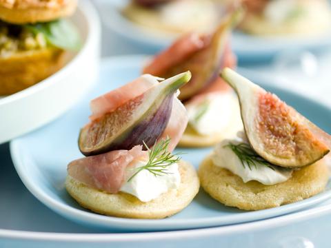 Blini's met ham en vijgen