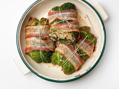 Savooi gevuld met quinoa, noten en dadels