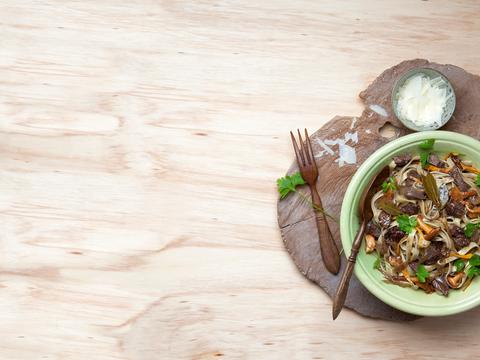 Tagliatelle met bospaddenstoelen en hertenstoverij