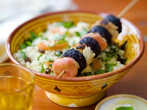 Spiesje van pens en appel met couscous