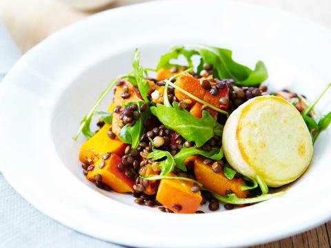 Salade van linzen, pompoen en geitenkaas