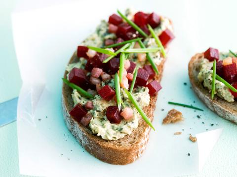 Pompoenpittenspread met rode biet.