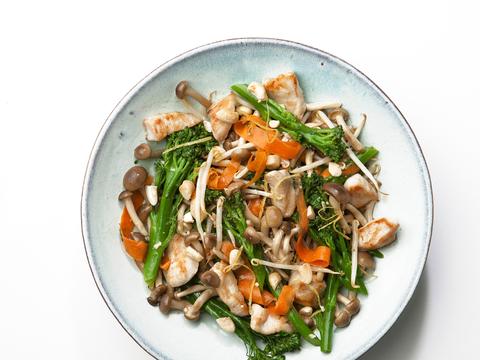 Wok met kip, bimi en paddenstoelen