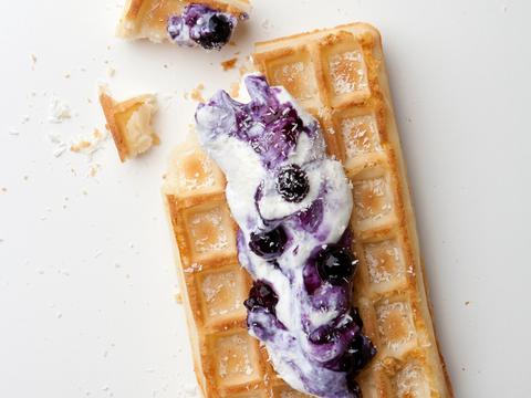 Brusselse wafels met zwartebessencrème en kokosschilfers
