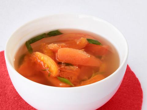 Groentebouillon met tomaat en dragon