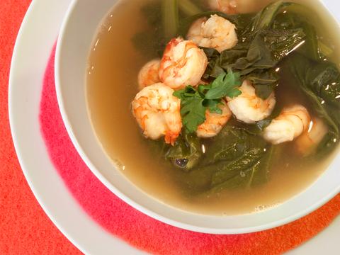 Visbouillon met snijbiet en scampi's