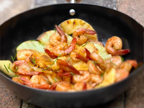 Wok van scampi's met ananas en gember