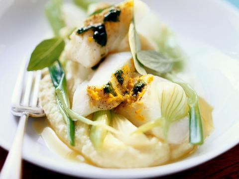 Skrei met sinaasappel, lente-uitjes en polenta