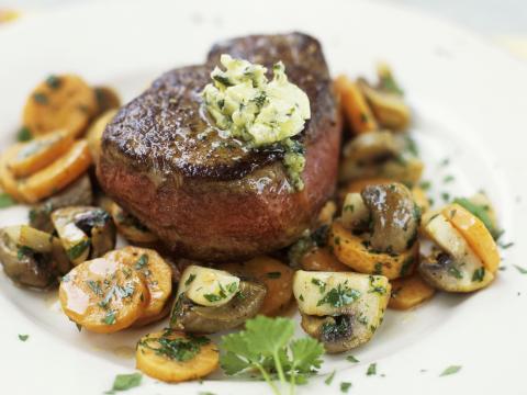 Steak met wortelen en champignons