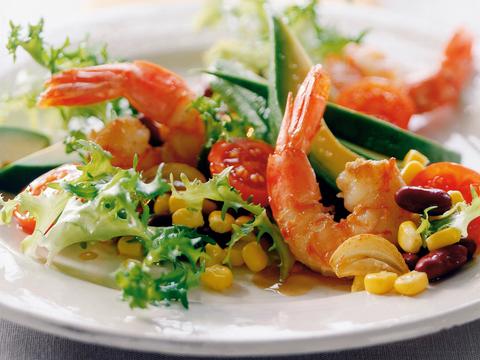 Avocado-maïs-salade met reuzengarnalen