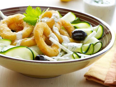 Courgettesalade met gefrituurde inktvisringen