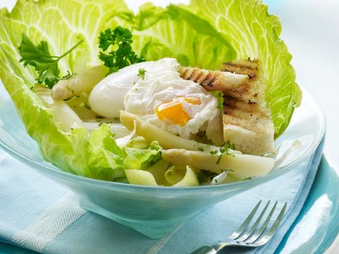 Aspergesalade met gepocheerd ei