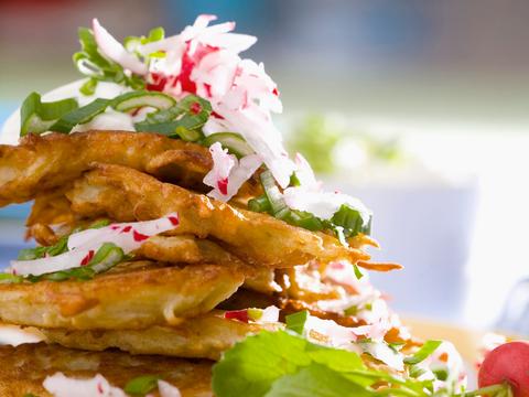 Aardappelrösti met radijs en bieslook