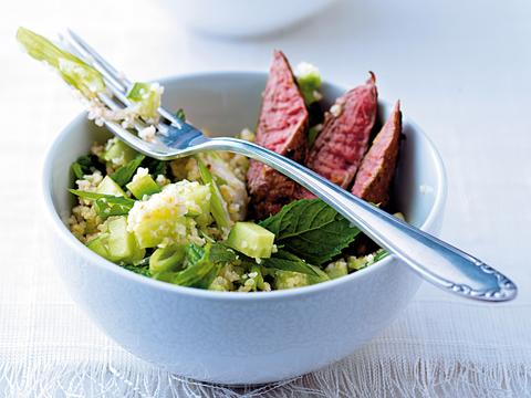 Bulgursalade met komkommer en lamsfilet