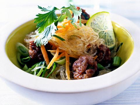 Glasnoedelsalade met oosterse gehaktballetjes