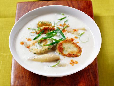 Aspergeroomsoep met ricottakoekjes