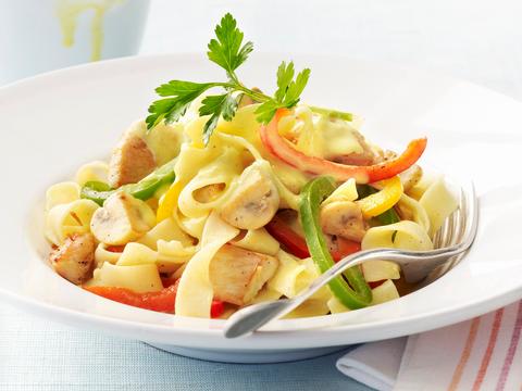 Pasta met kip, paprika en champignons
