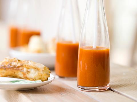 Gazpacho met kaasrolletjes
