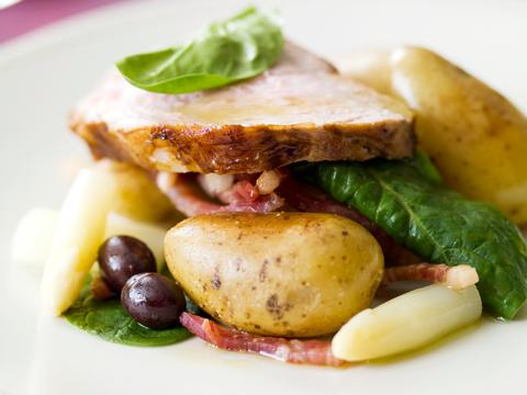 Kalfslende met asperges, aardappelen en olijven