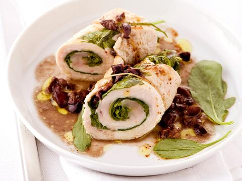 Kalkoenrolletjes met rucola en olijven