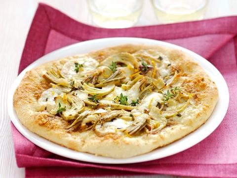 Pizza met artisjok en buffelmozzarella