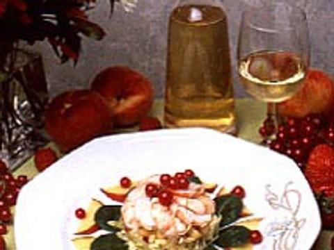 Frisse groene salade met perzik en scampi