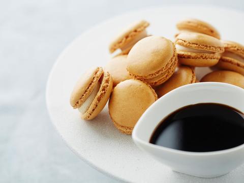 Macarons met foie gras en appel-balsamicodip